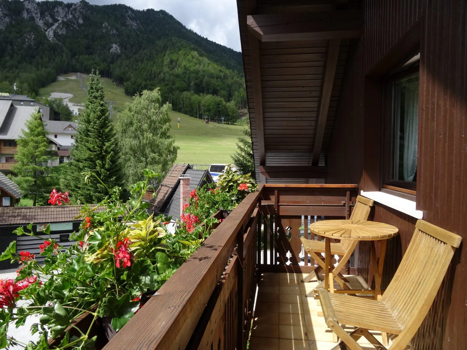 Balkon z mizo in pogledom na gore