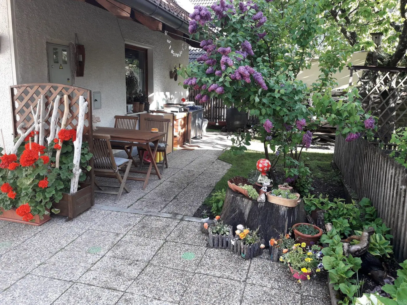 Vrt s cvetjem, mizo in žarom