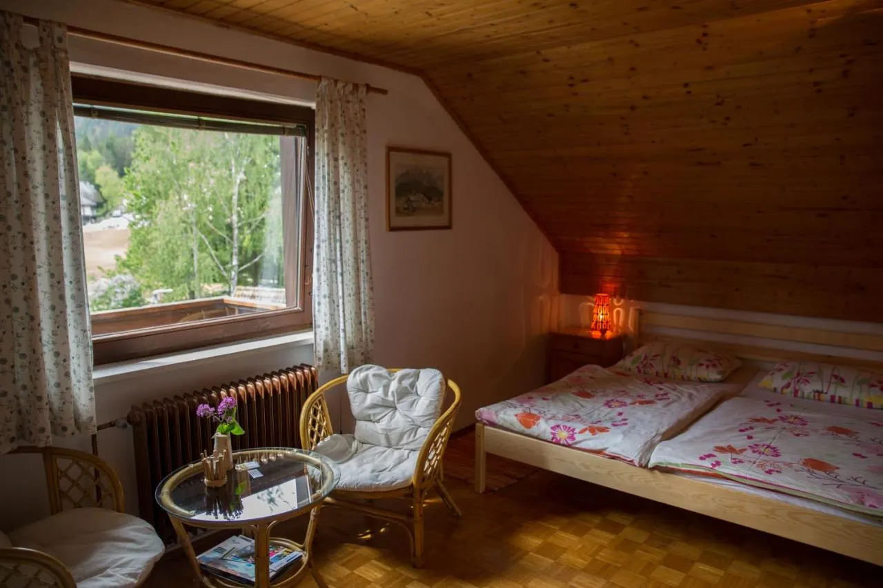 Room with a double bed and a seating corner
