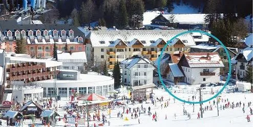 Smučišče v Kranjski Gori pozimi, hiša Smučka ob robu smučišča